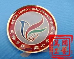 哪里有锌合金烤漆滴胶胸章定做 滴胶员工胸牌定制